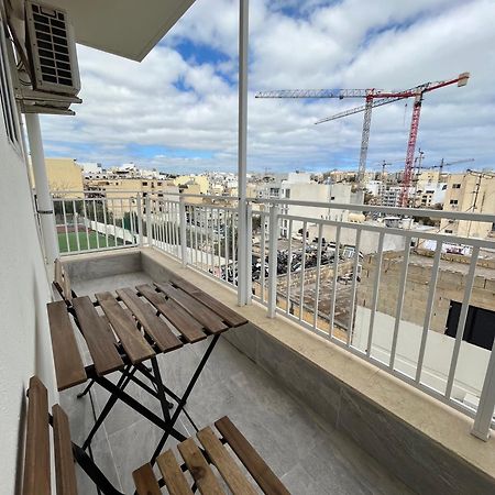 F5 Room 1, Private Double Room With Private Bathroom And Balcony In Shared Flat Msida Luaran gambar