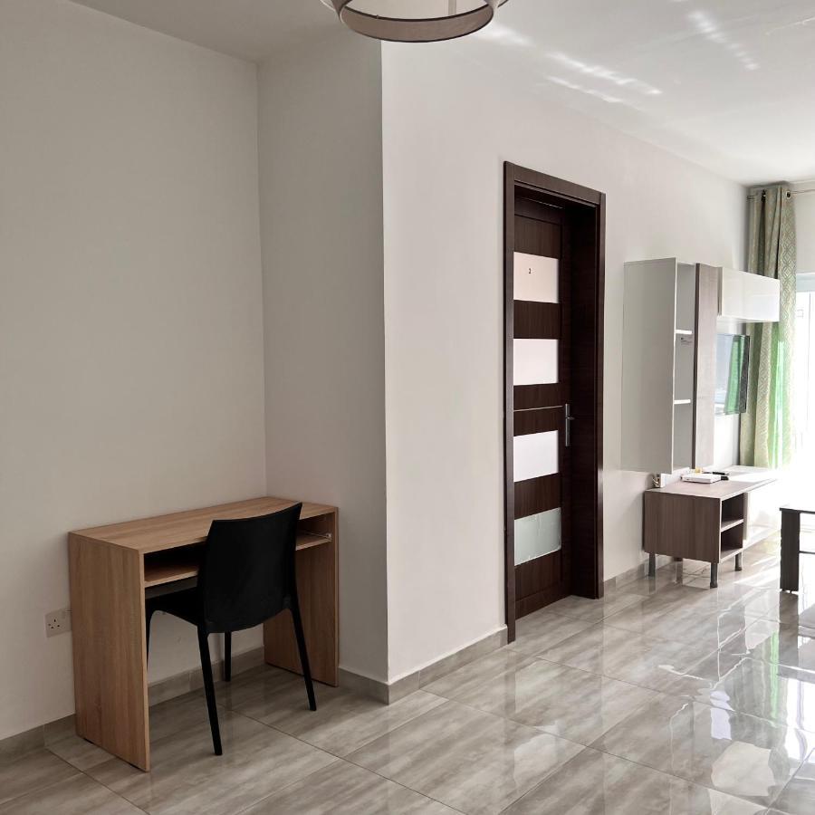 F5 Room 1, Private Double Room With Private Bathroom And Balcony In Shared Flat Msida Luaran gambar