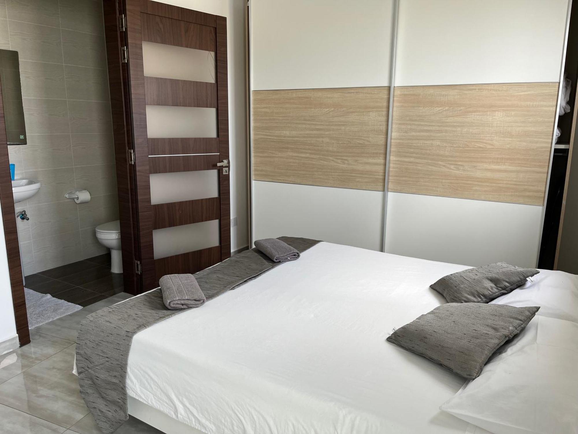 F5 Room 1, Private Double Room With Private Bathroom And Balcony In Shared Flat Msida Luaran gambar