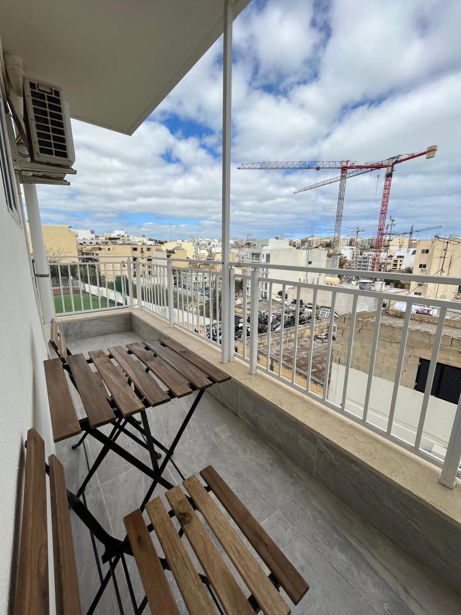 F5 Room 1, Private Double Room With Private Bathroom And Balcony In Shared Flat Msida Luaran gambar